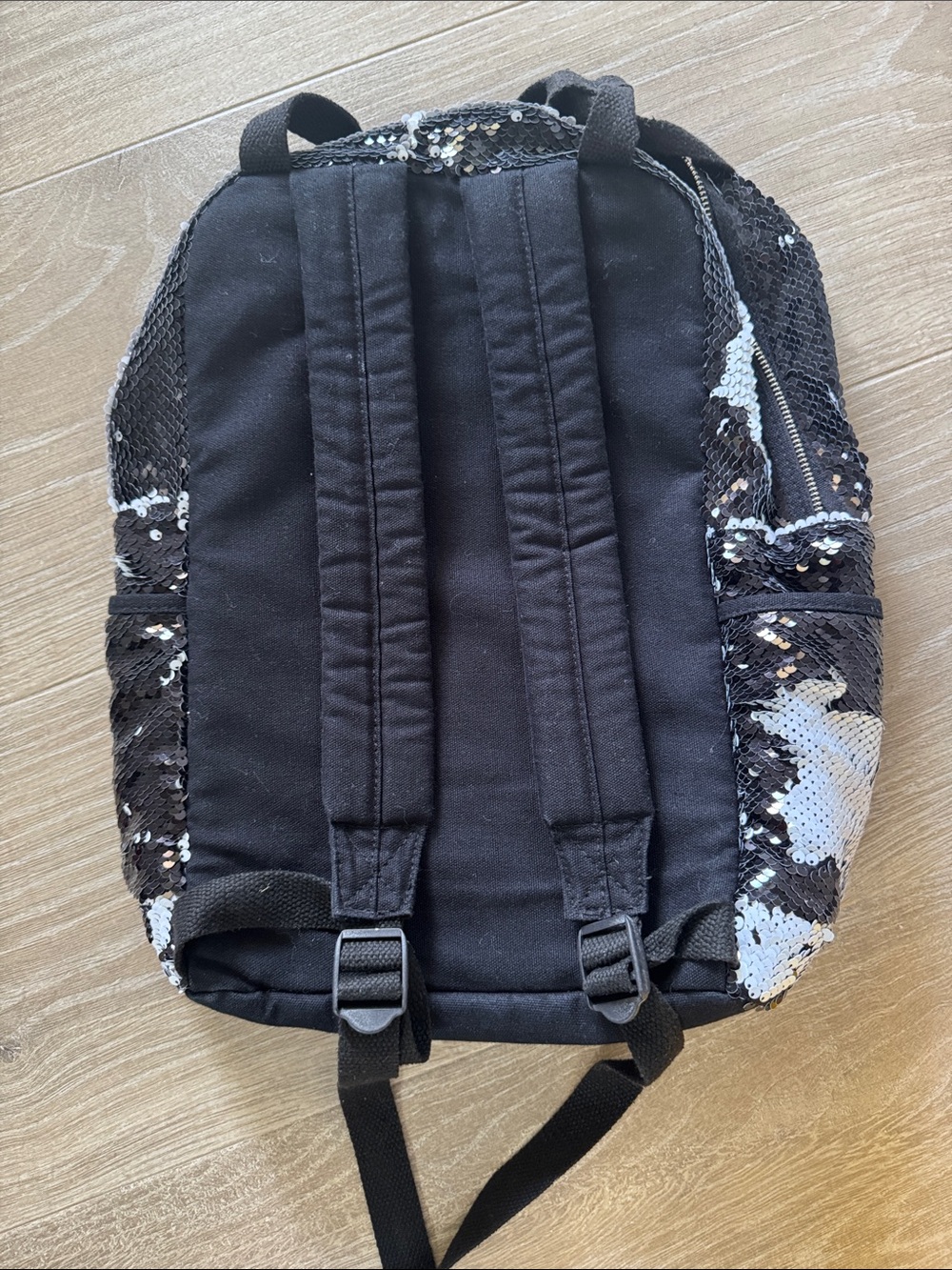 Sparkle back pack 🤍🖤🤍 - Picture 4 of 7